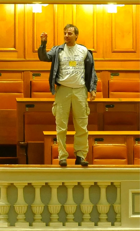 
    Adrian Sobaru s-a aruncat în 2010 de la balconul sălii de plen a ParlamentuluiFoto: Mediafax  