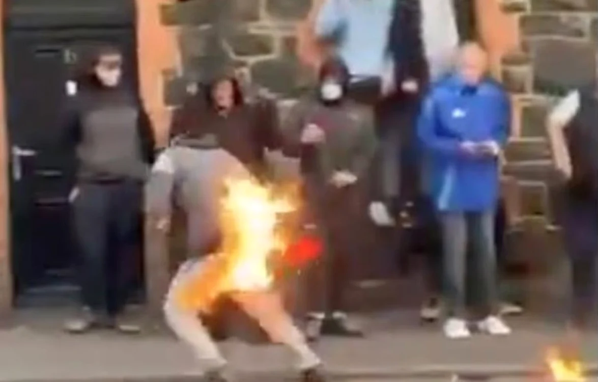 A fost cuprins de flăcări în timp ce arunca în poliţie cu cocktailuri explozive. FOTO: captură video