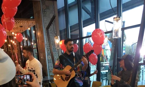 Liviu Teodorescu a cântat la chitară și le a topit pe fane jpeg