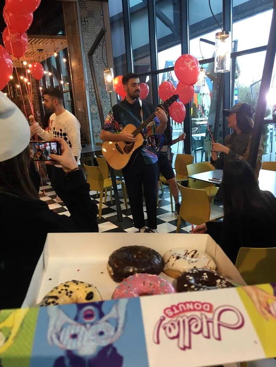 Liviu Teodorescu a cântat la chitară și le-a topit pe fane