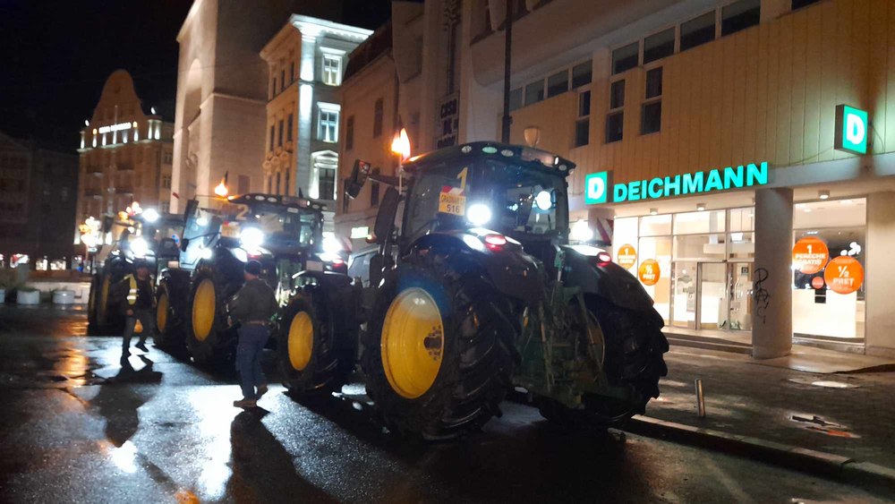 Cu tractoarele în centrul Timișoarei. Fermierii cer statului să lupte cu mafia cerealelor din Ucraina VIDEO FOTO