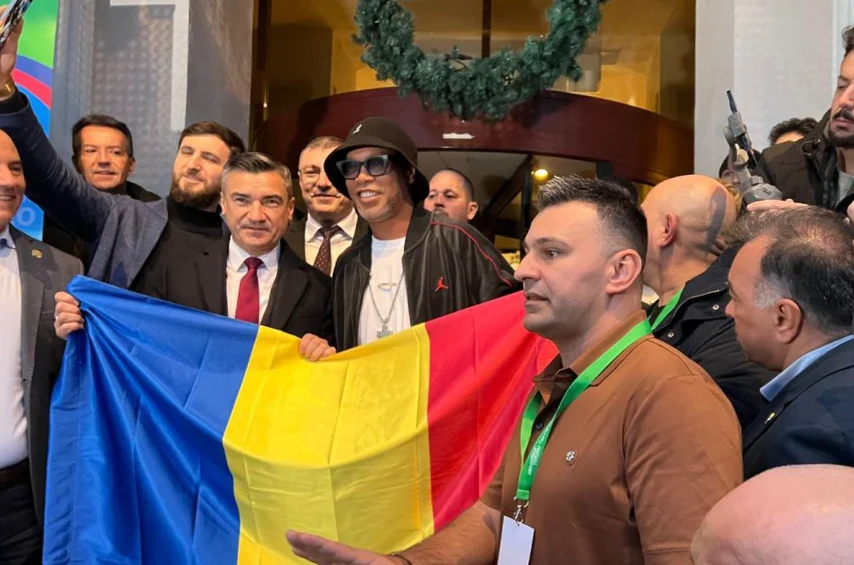 Întârziatul Ronaldihno. Primarul și sute de fani l-au așteptat pe portughez două ore, în frig. Cum a apărut în fața hotelului din Iași