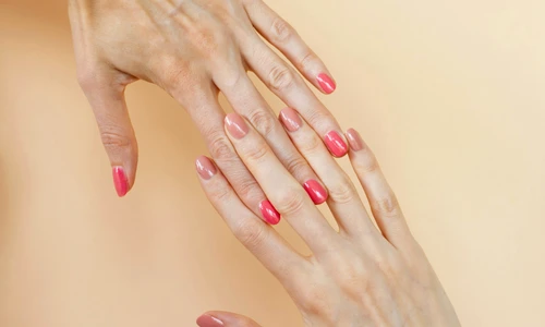 maini femeie manichiura rosie unghii slim 9aH8xd5CvYQ jpg