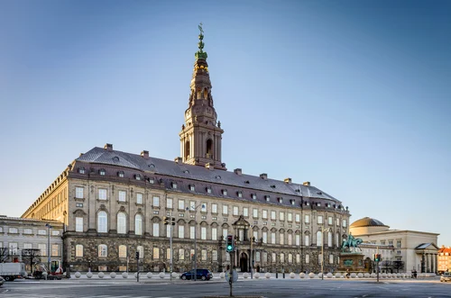 Palatul Christiansborg din Copenhaga are trei coroane în vârf, câte una pentru fiecare perioadă de construcție. FOTO Christiansborg Slot