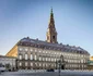 Palatul Christiansborg din Copenhaga are trei coroane în vârf, câte una pentru fiecare perioadă de construcție. FOTO Christiansborg Slot