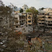 Echipele de salvare la locul unde o rachetă lansată din Iran a lovit Tel Aviv, Israel FOTO Profimedia