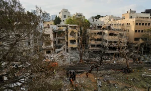 Echipele de salvare la locul unde o rachetă lansată din Iran a lovit Tel Aviv, Israel FOTO Profimedia