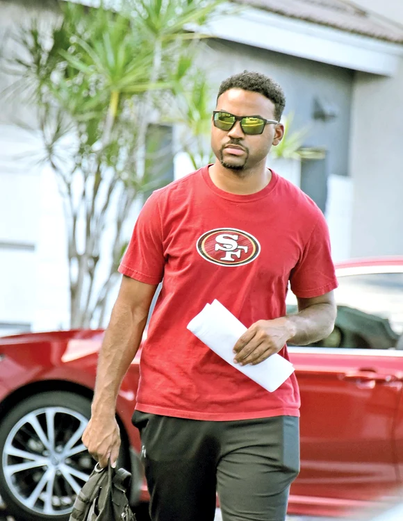 Jessie Dixon, 33 de ani, a depus plângere împotriva celor doi