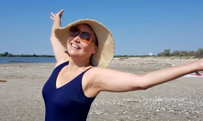 11 daniela nane sexy in costum de baie la mare cu adrian cioroianu jpg jpeg