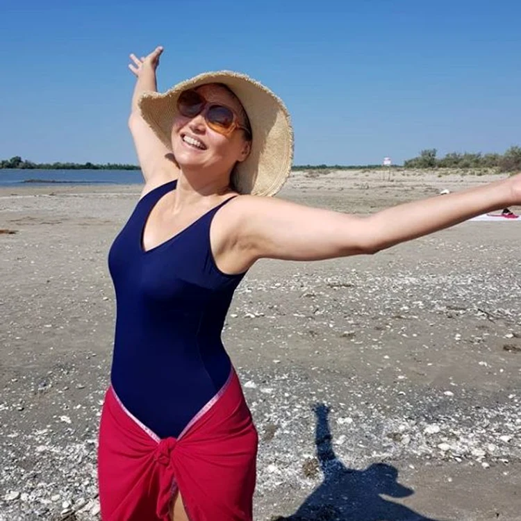 11 daniela nane sexy in costum de baie la mare cu adrian cioroianu jpg jpeg