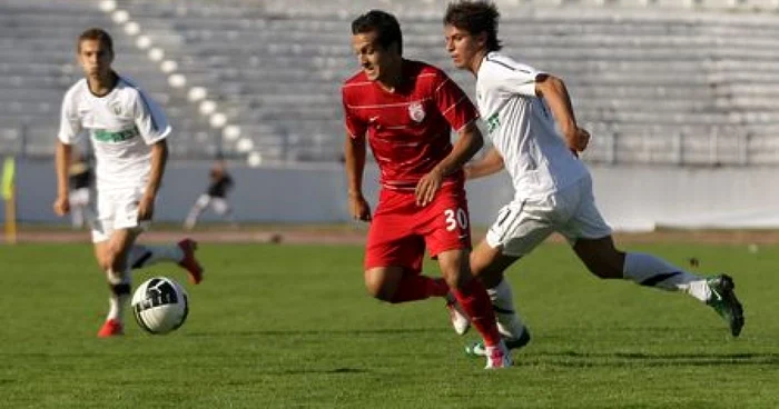 Gabriel Machado (în alb), este unul dintre cei mai în formă fotbalişti clujeni