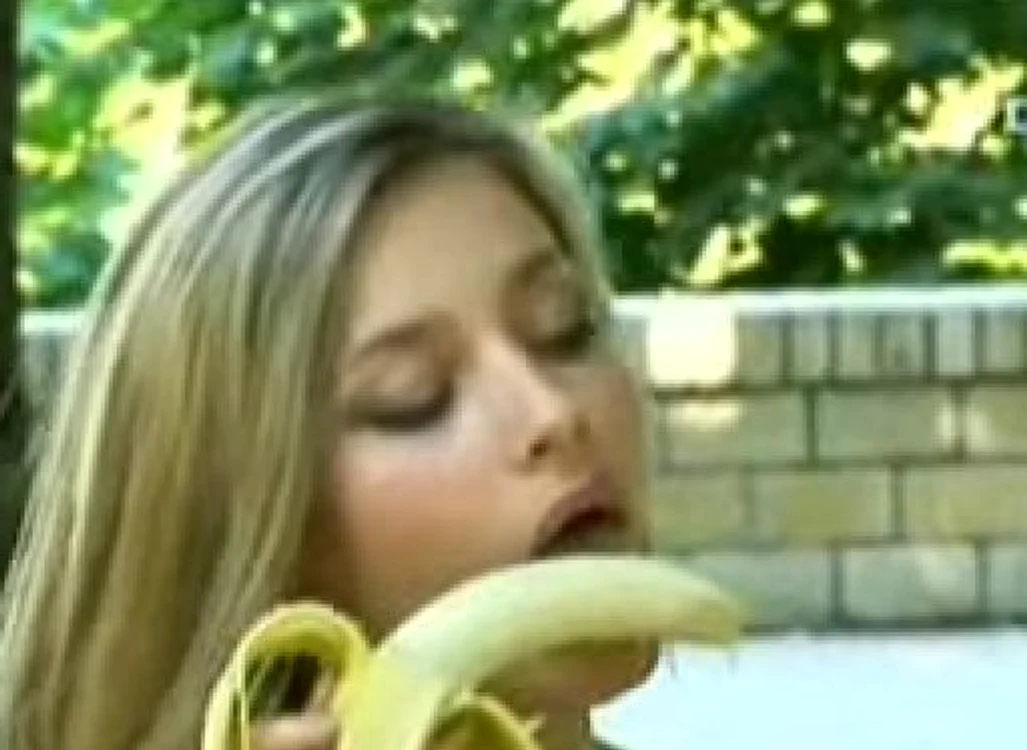 
    O blondă savurează o banană  