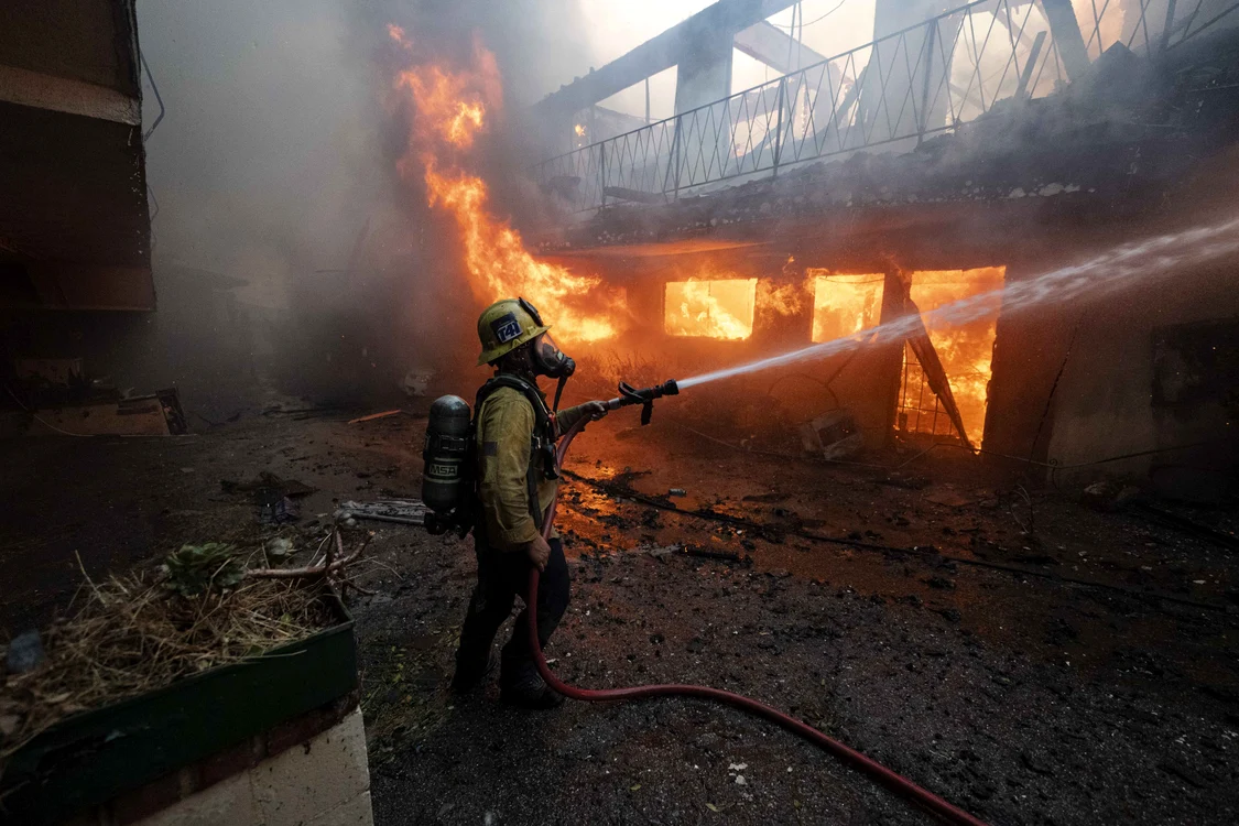 Pompier încercând că stingă un incendiu din LA ianuarie 2025 - GettyImages