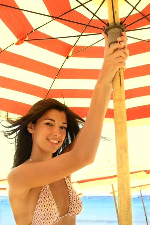 Razele ultraviolete te pot afecta chiar dacă stai sub umbrelă