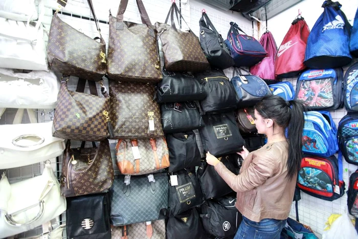 Noua colecţie de torbe Louis Vuitton, exclusiv la tarabele din Piaţa Centrală