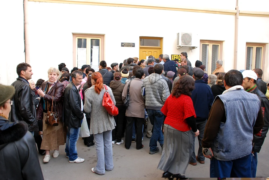 Programul ghişeelor de la Asistenţă Socială a fost prelungit pentru a se evita aglomeraţia