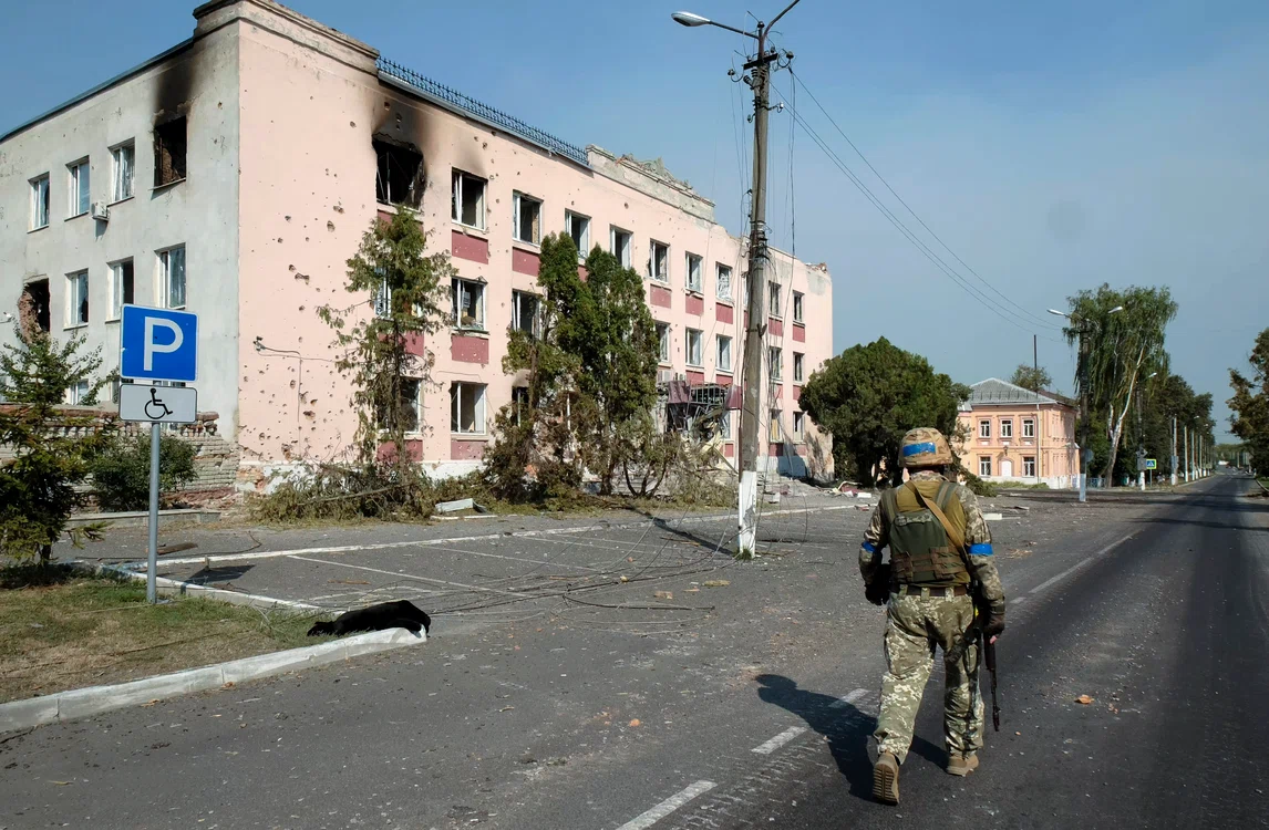 Soldat ucrainean în orașul Sudja aflat sub control ucrainean FOTO EPA-EFE