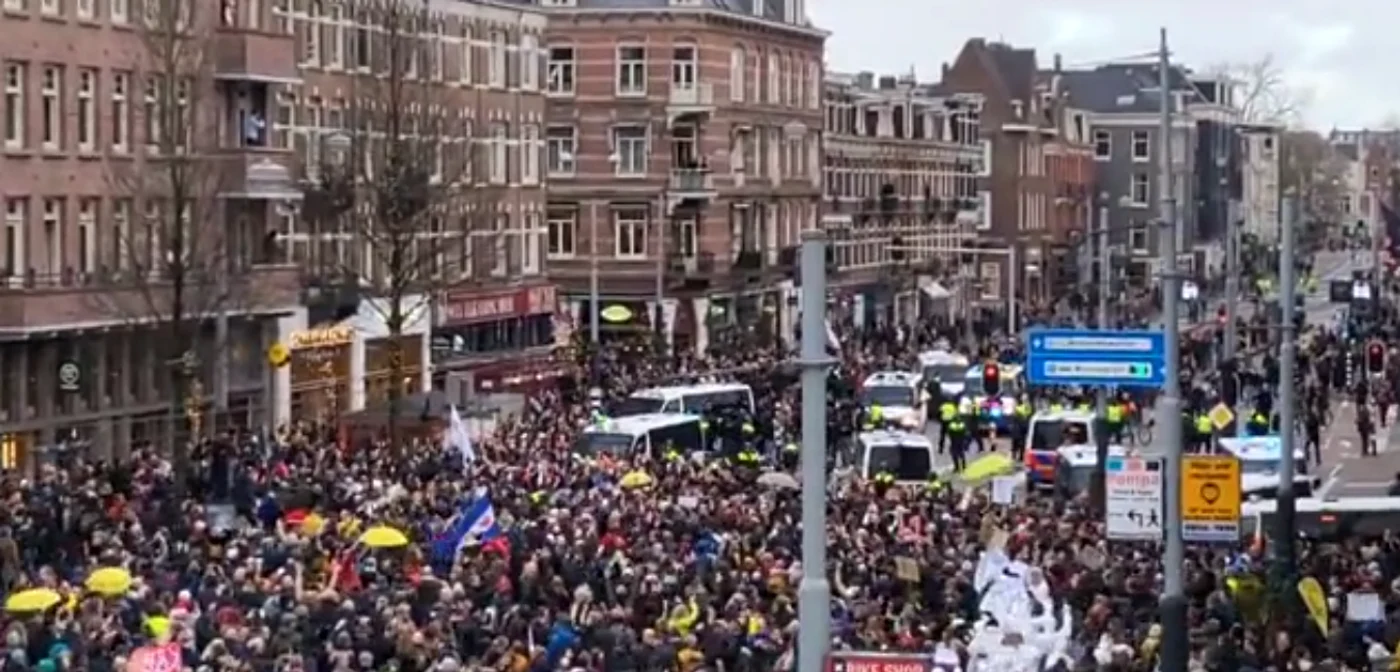 Proteste în Amsterdam, în ciuda interzicerii adunărilor publice foto: captură video