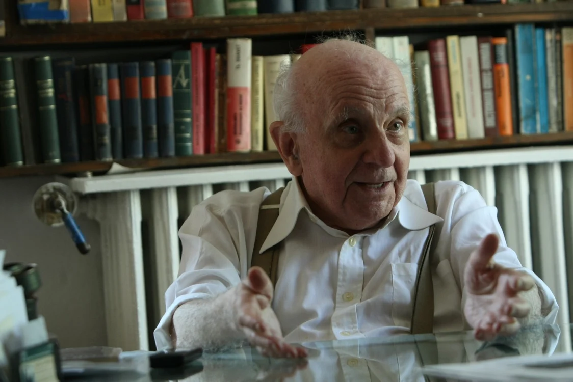 Şerban Papacostea a păstrat stilul vestimentar interbelic: bretele la cămaşă albă FOTO Marian Iliescu