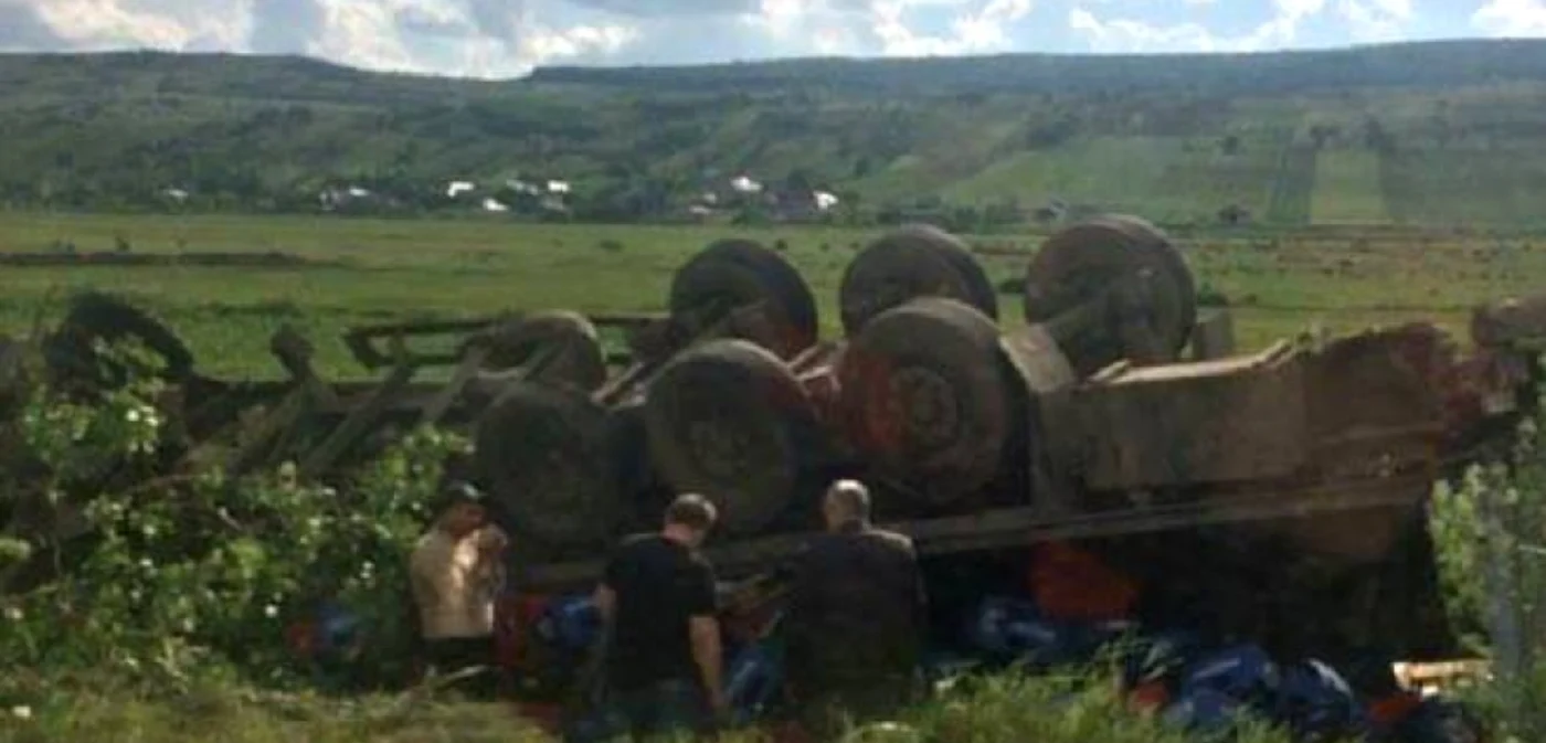TIR răsturnat între localităţile Pogana şi Iana
