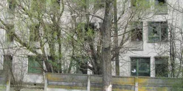 Sediul de drept al Poliţiei Locale din Piteşti arată ca după bombardament