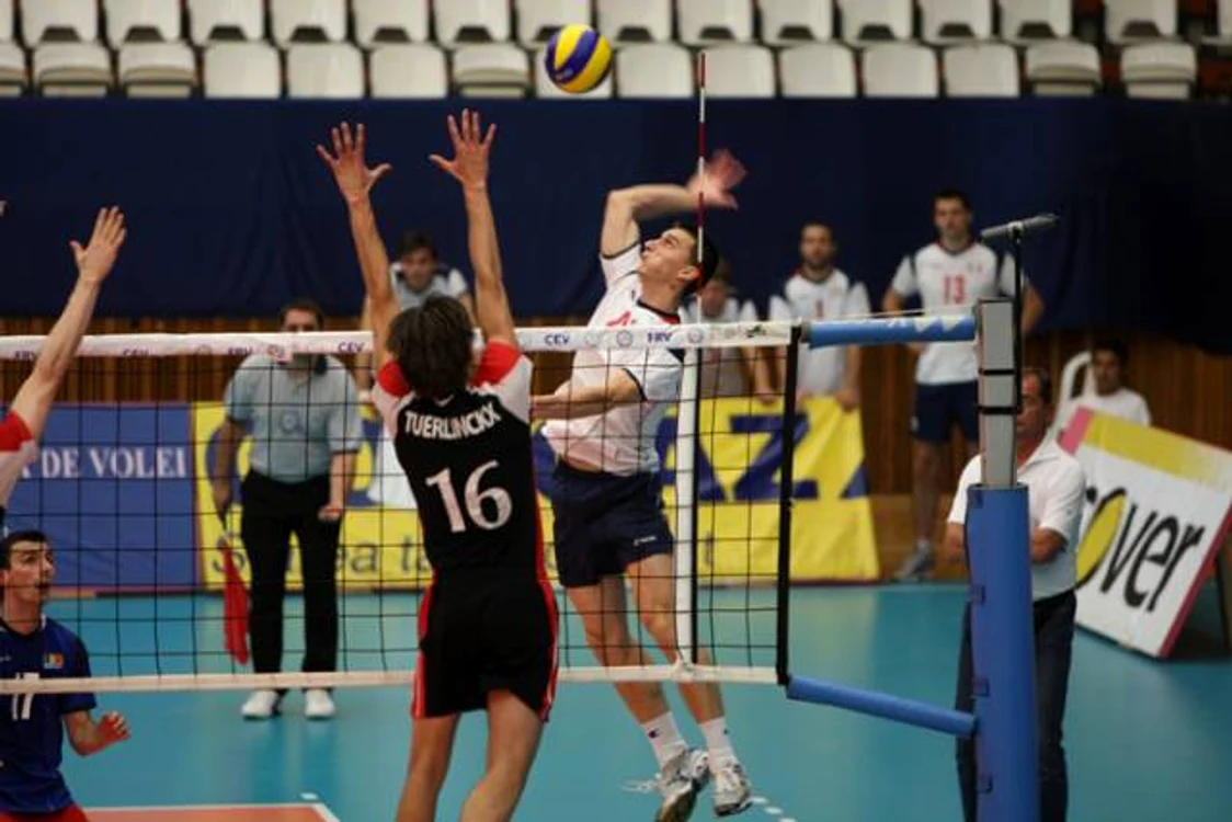 
    Voleibaliştii români vor lupta pentur finala Ligii Europene  