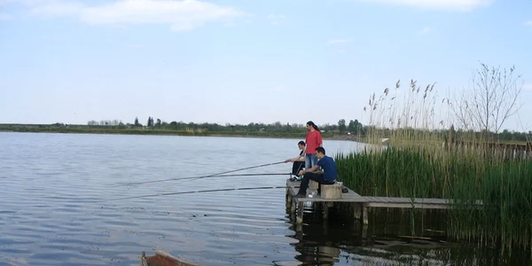Dacă părţile nu se vor înţelege, în curând nu se va mai avea ce pescui din baltă. 