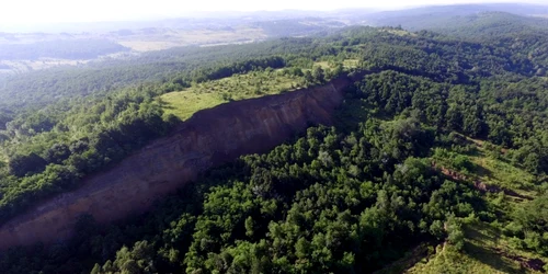 Imaginile dezastrului de la Roşiile - Vâlcea unde un deal a început să se surpe - văzute din dronă Foto Adevărul