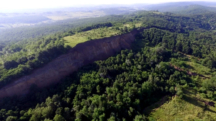 Proporţiile dezastrului de la Roşiile - Vâlcea unde un deal a început să se surpe, văzute din dronă Foto Adevărul