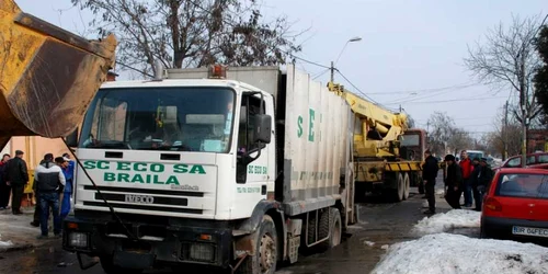 masina de gunoi afundata in carosabil01