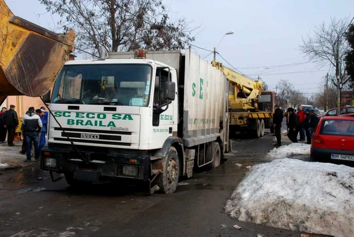 Roţile din spate ale autoutilitarei "Eco" s-au afundat în terenul moale FOTO Florentin Coman