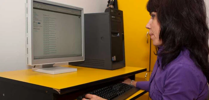Rodica Melinte tocmai a descoperit o notă mică pe care fiica ei nu i-a comunicat-o. Foto: Cosmin Costache