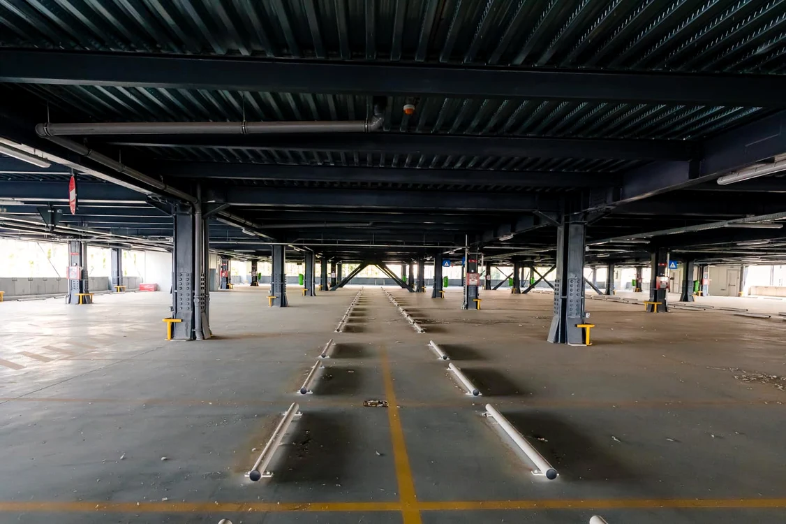 Interiorul parcării include un terminal pentur tramvaiele STB. Foto: pmb.ro