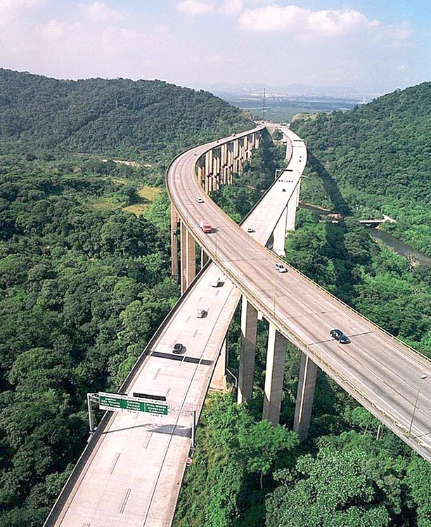 În decembrie 2013 au fost desemnaţi investitorii privaţi ce vor construi autostrada - francezii de la Vinci, grecii de la Aktor şi austriecii de la Strabag