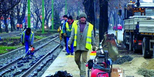 Chiar şi pe ploaie, muncitorii lucrează la ultimele detalii în zona centrală
