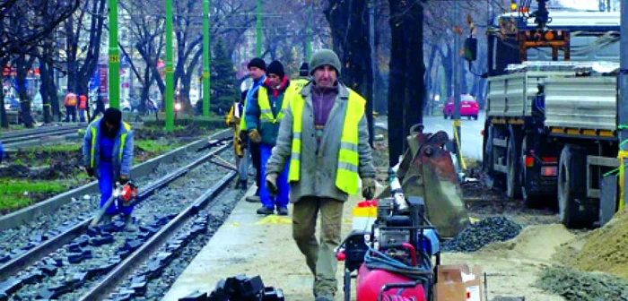 Chiar şi pe ploaie, muncitorii lucrează la ultimele detalii în zona centrală