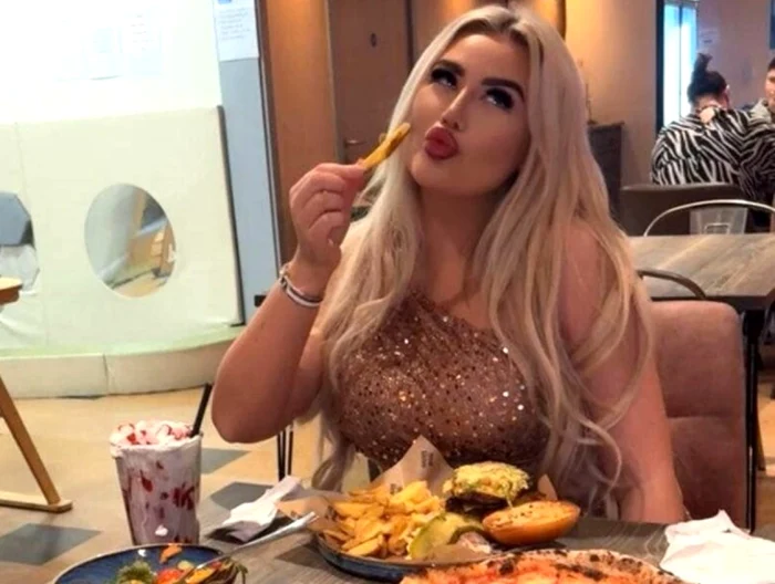 Tânăra preferă mâncarea de la fast-food FOTO: FB