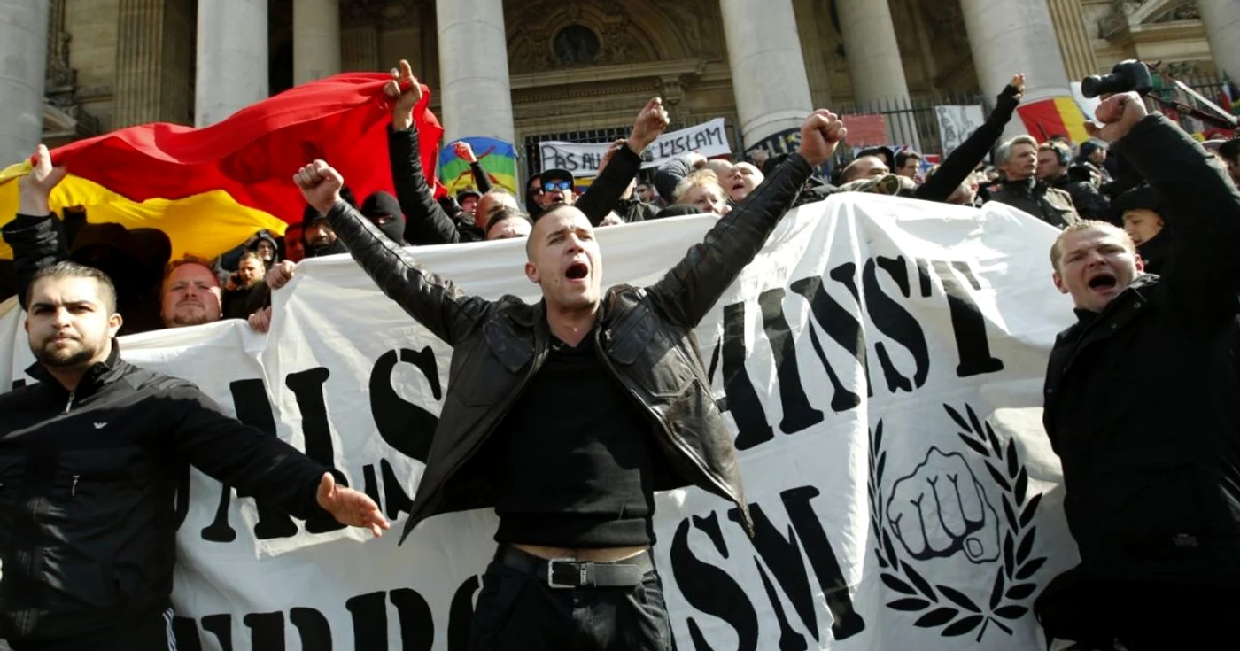 Susţinători ai extremei drepte la o manifestaţie anti-musulmani în Piaţa Bursei din Bruxelles. FOTO: AP
