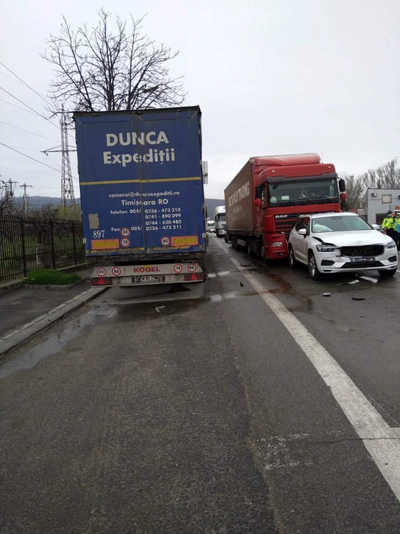 Accident DN7 - şoseaua de centură a municipiului Râmnicu Vâlcea - în urma coliziunii dintre un TIR şi două autoturisme - 4 victime dintre care 2 copii Foto Adevărul 1