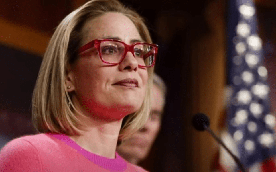 Senatoarea americană Kyrsten Sinema a părăsit Partidul Democrat. Ce efect are demisia sa asupra partidului lui Biden