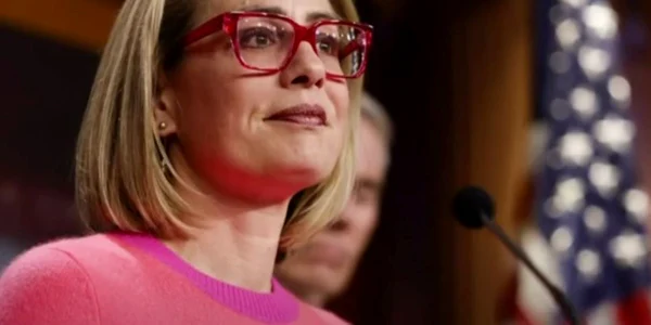 Senatoarea Kyrsten Sinema a demisionat. Foto Captură video YouTube
