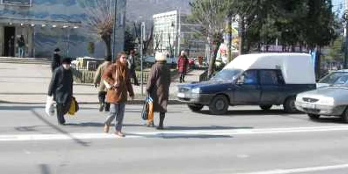 Pietonii traversează strada ajutaţi de intuiţie, nu de marcaje