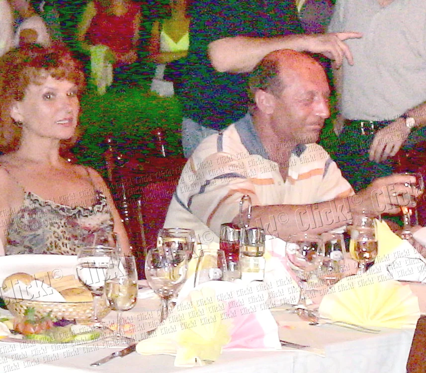 Băsescu s-a relaxat la terasa preferată din Olimp