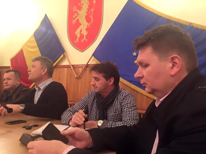 Dorin Nistor (în plan apropiat) a fost susţinut la Sebeş şi de preşedintele PNL Alba, Mircea Hava