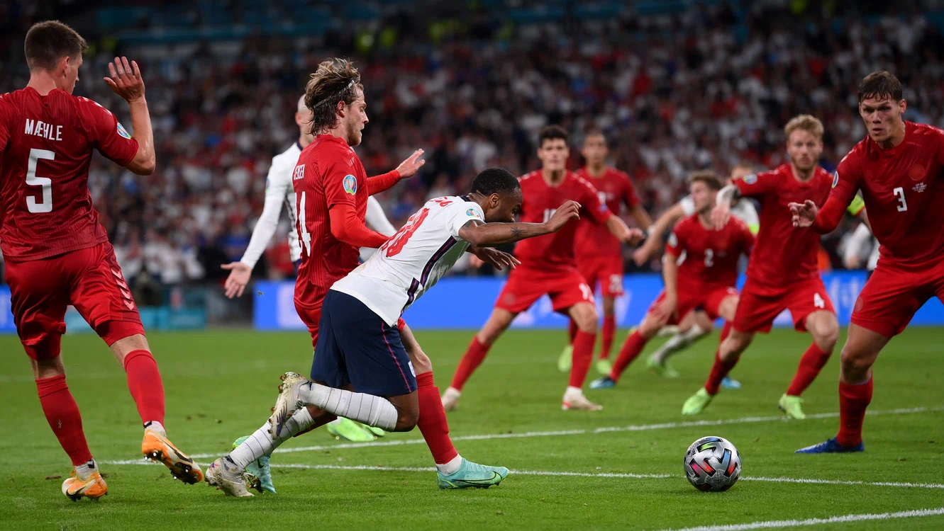 Raheem Sterling a scos un penalty care a dus Anglia în finalăFoto: EPA-EFE