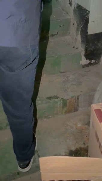 Sala Sporturilor din Constanța a fost închisă publicului, după ce a devenit pericol public. Tencuiala cade în capul oamenilor, iar subsolul clădirii este plin de apă