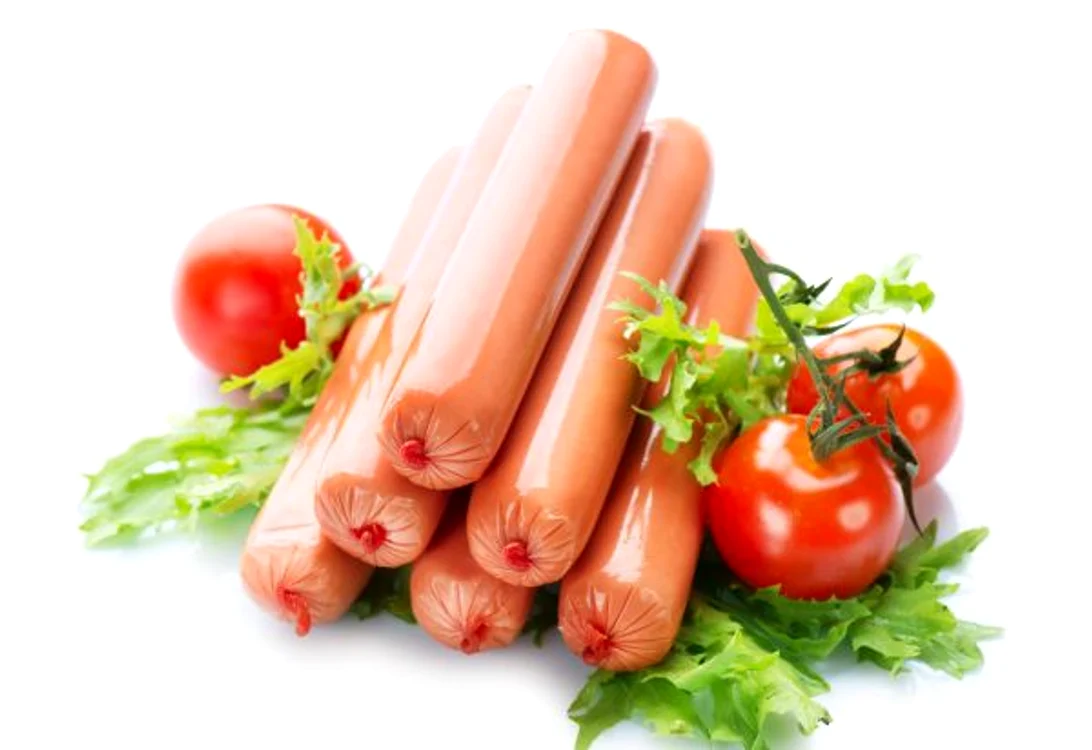 Majoritatea crenvurștilor conțin nitrați de sodiu, care este un aditiv prezent în majoritatea mezelurilor. www.clicksanatate.ro