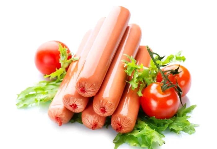 
    Majoritatea crenvurștilor conțin nitrați de sodiu, care este un aditiv prezent în majoritatea mezelurilor. www.clicksanatate.ro  