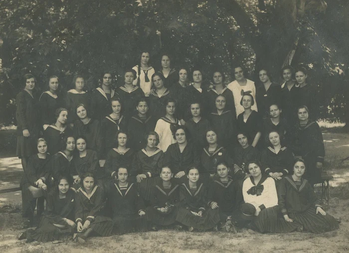 Elevele din clasa a III-a normală a Liceului de fete din Lugoj, în luna iulie a anului 1926