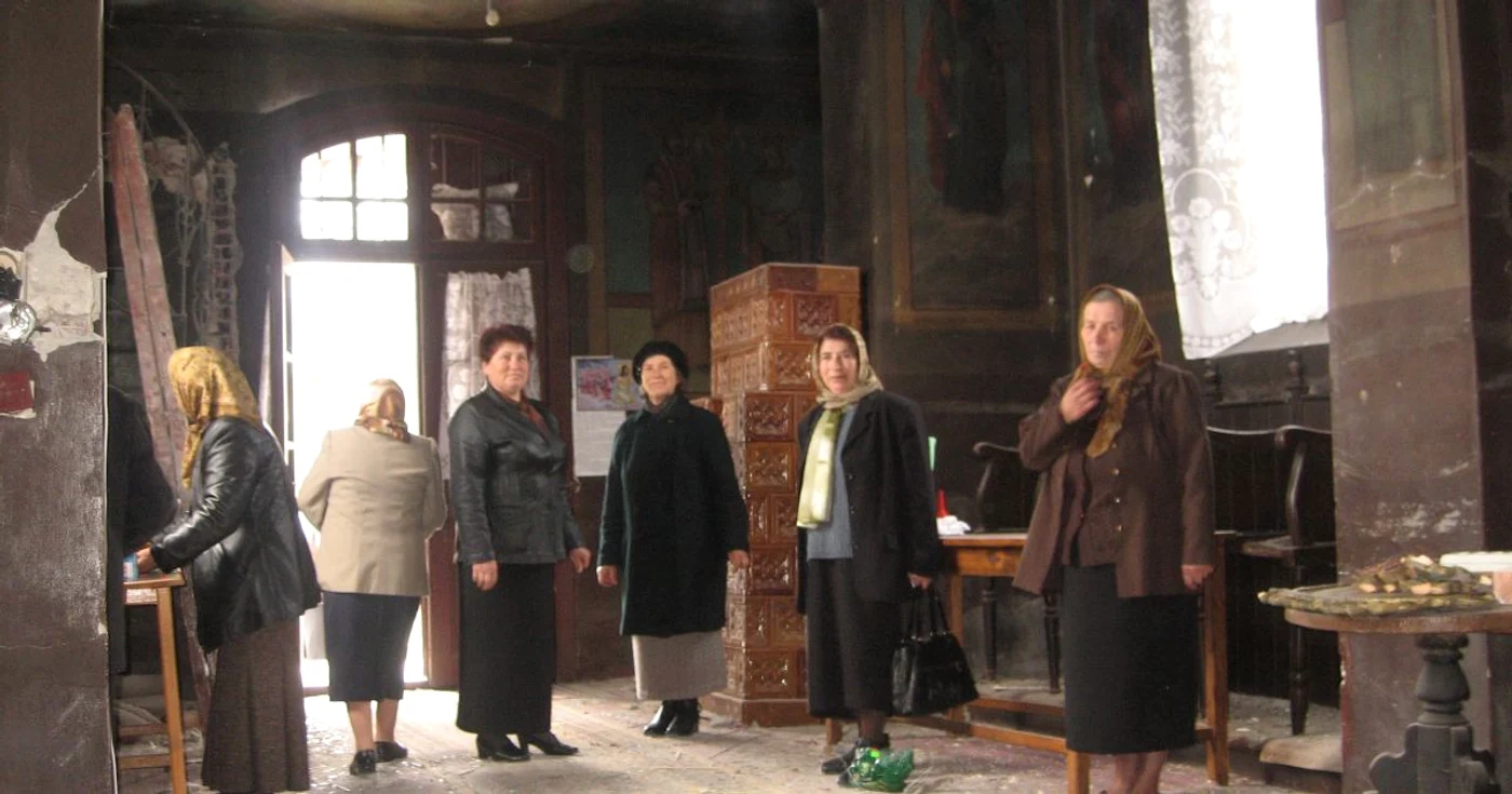 Zeci de oameni din toate colţurile judeţului au venit să vadă biserica.